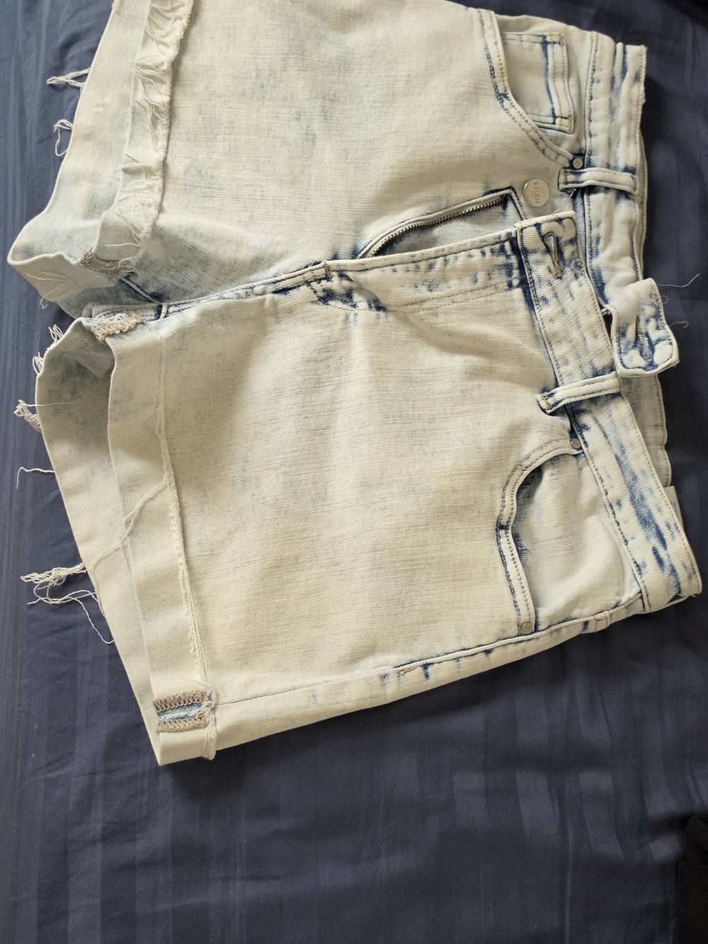Light Wash Women's Jean Shorts - Faded Cream Blue